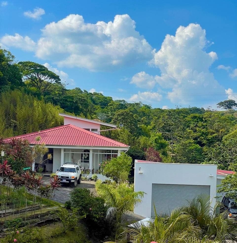 Casa Pink Sky — Residencia Contemporánea con Vista al Volcán Arenal