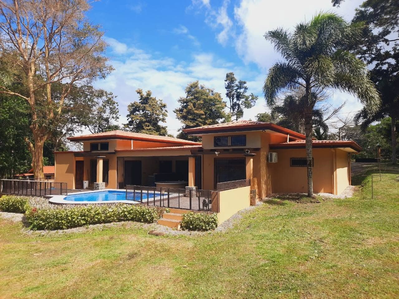 Paraíso Frente al Lago — Casa con Piscina y Acceso Directo al Lago Arenal